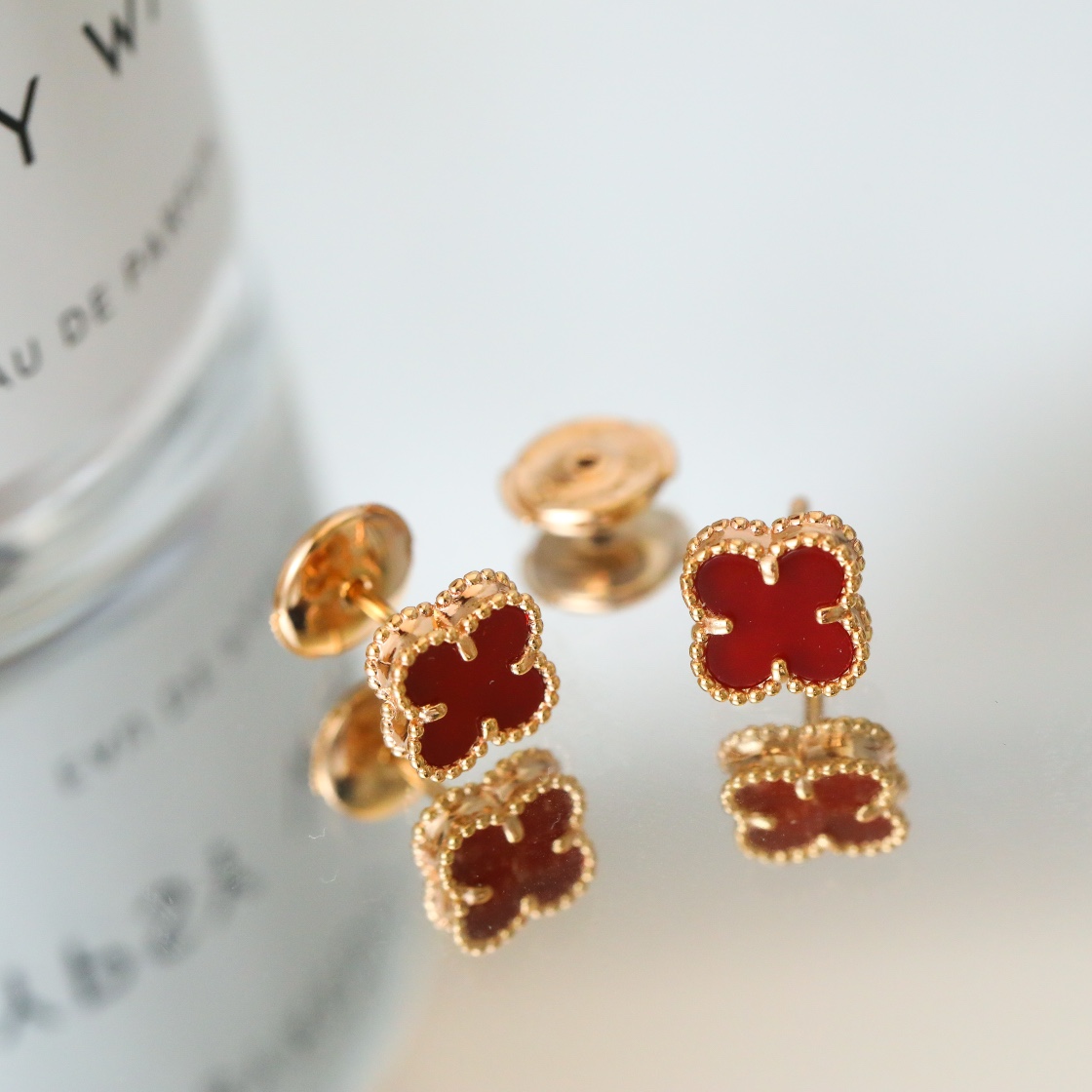 Van Cleef & Arpels Sweet Alhambra Earstuds Rose Gold, Carnelian