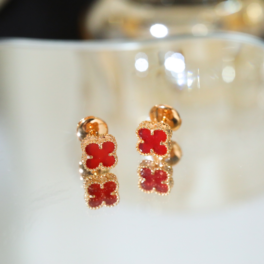 Van Cleef & Arpels Sweet Alhambra Earstuds Rose Gold, Carnelian