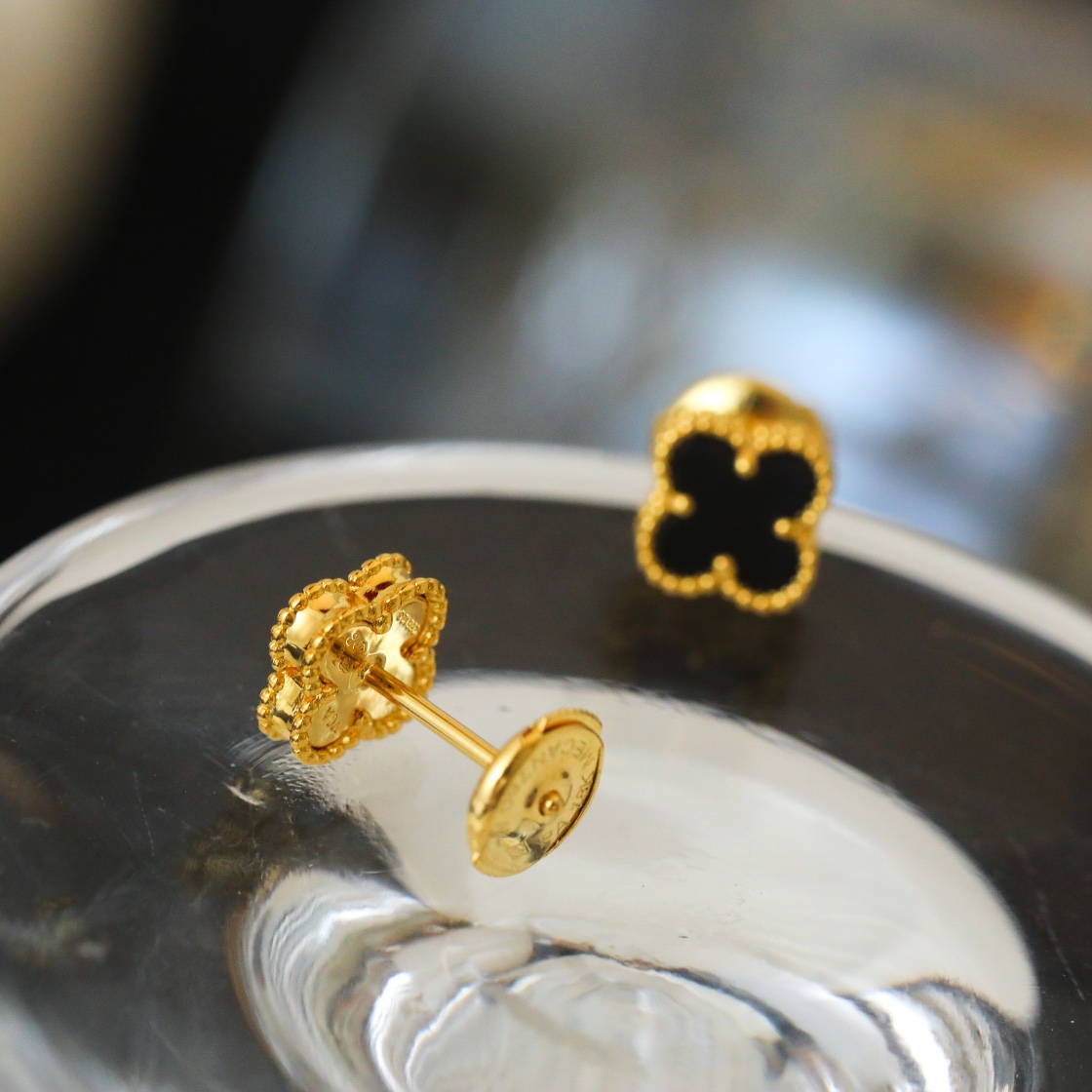 Van Cleef & Arpels Sweet Alhambra Earstuds Yellow Gold, Onyx