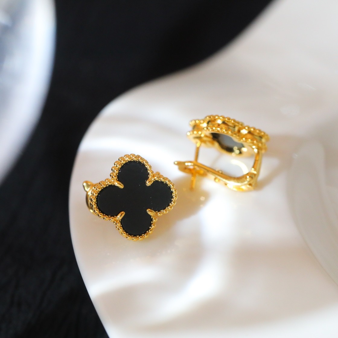 Van Cleef & Arpels Vintage Alhambra Earrings Yellow Gold, Onyx