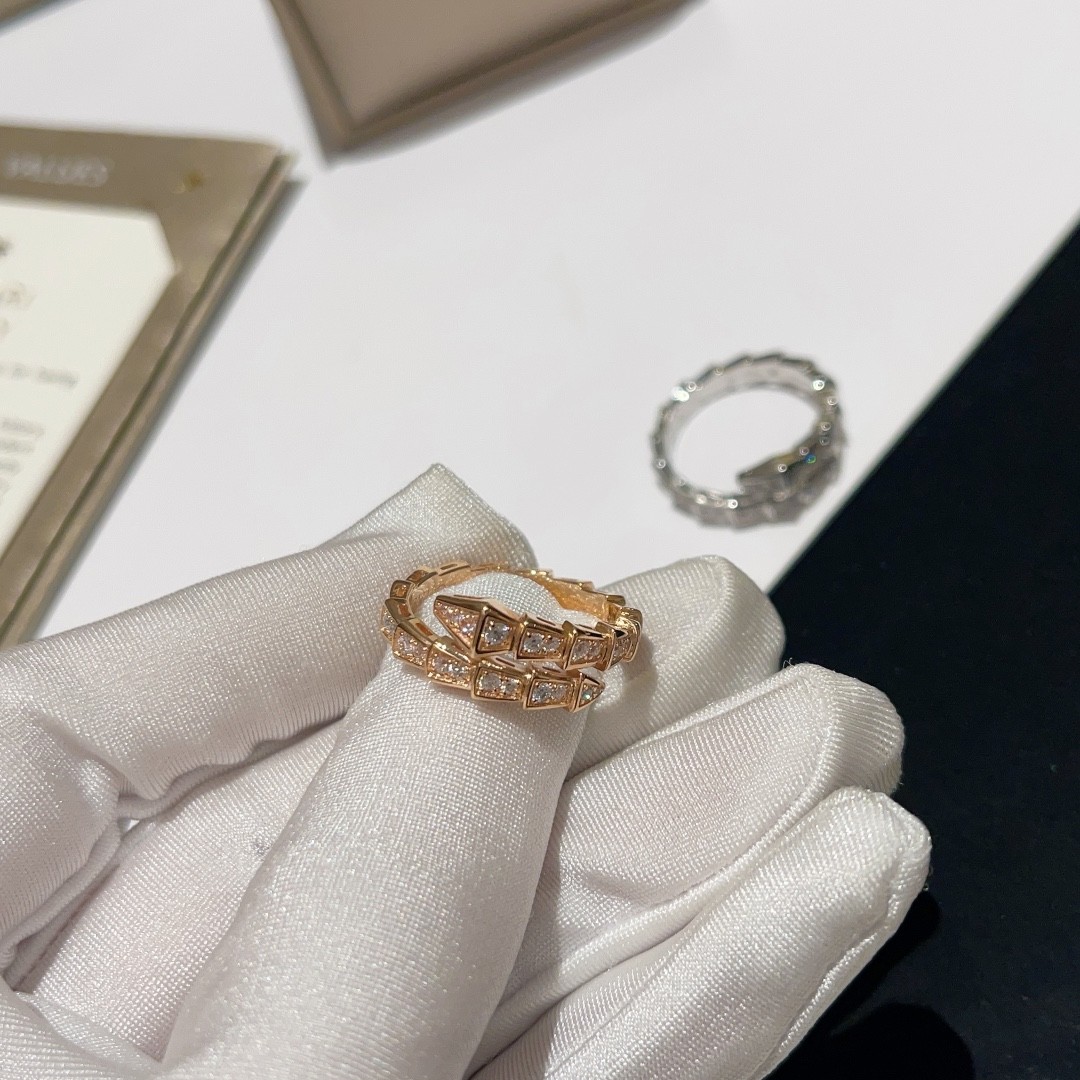 Bulgari Serpenti Viper 18k gold ring set with pavé diamonds